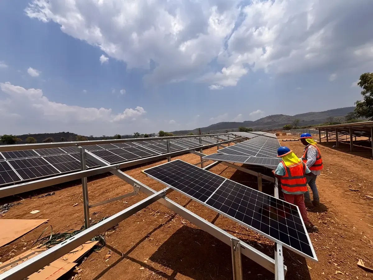 Personas instaladoras de paneles solares